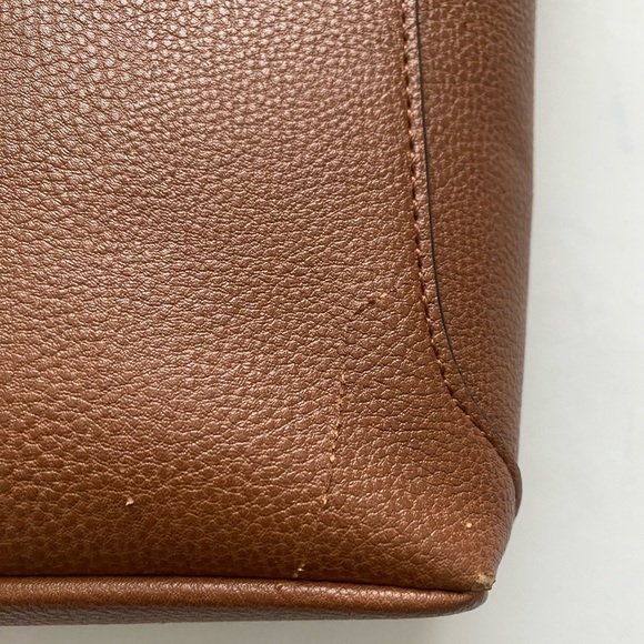 Tommy Hilfiger Crossbody, Vegan Leather. In Good condition. - Picture 12 of 15